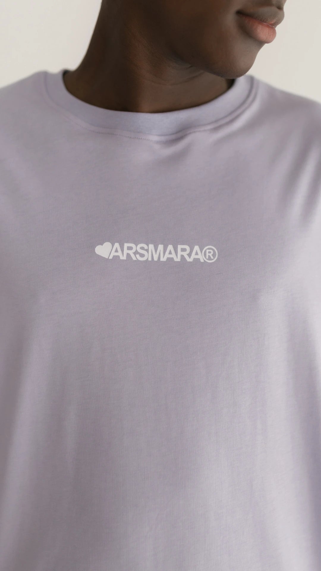 T-shirt Lilás com Logótipo Gráfico