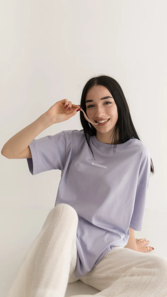 T-shirt Lilás com Logótipo Gráfico