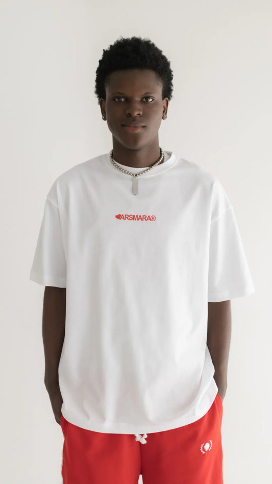 T-shirt Branca com Logótipo Gráfico