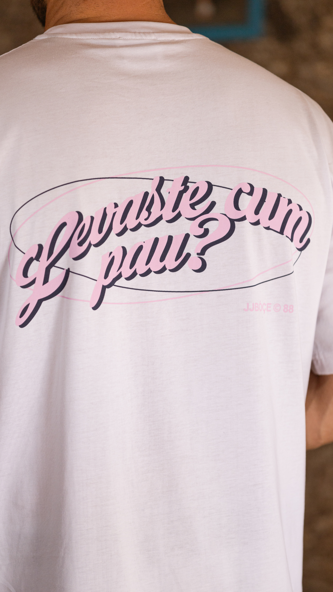 T-shirt Branca LEVASTE CUM PAU? - JJBóçe